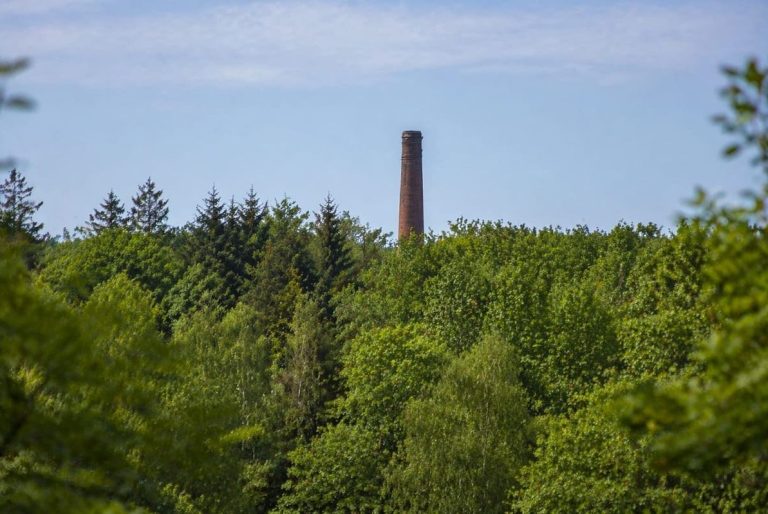 Kieselei Brüggen Ein stiller Ort mit industrieller Vergangenheit.
Der markante Schlot erinnert an die Geschichte der Region und inspiriert unsere Geschichten